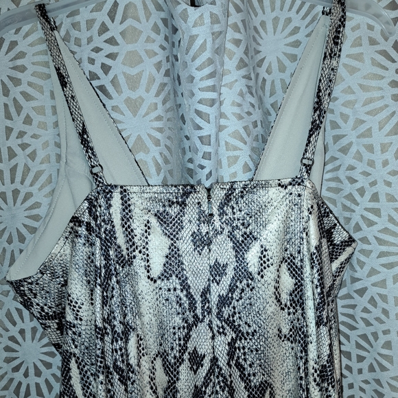 This dress has spaghetti straps and two side pockets. - Picture 5 of 13